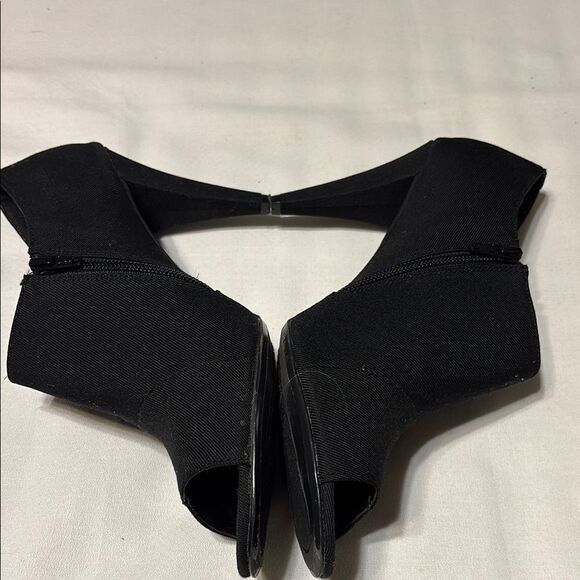 Ann Marino Black Heels with Open-Toe Design - Picture 2 of 9